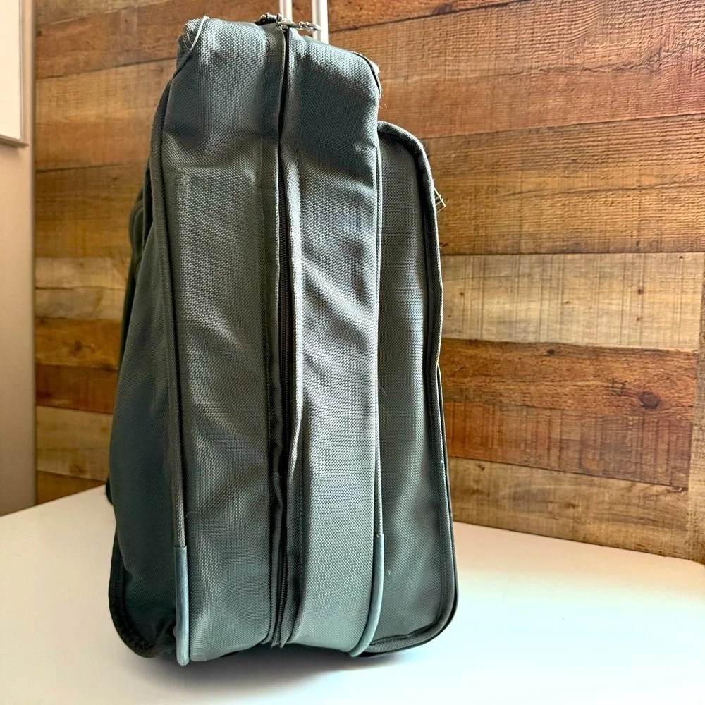 VTG 2241M3 Tumi Alpha 2 Wheeled Large Garment/Suitcase Travel Bag